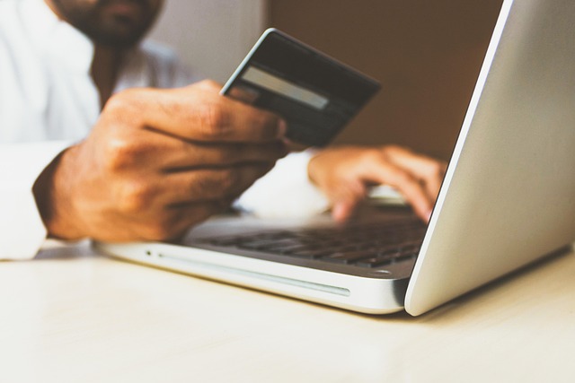 KI im E-Commerce: Von Produktbeschreibungen bis Customer Service