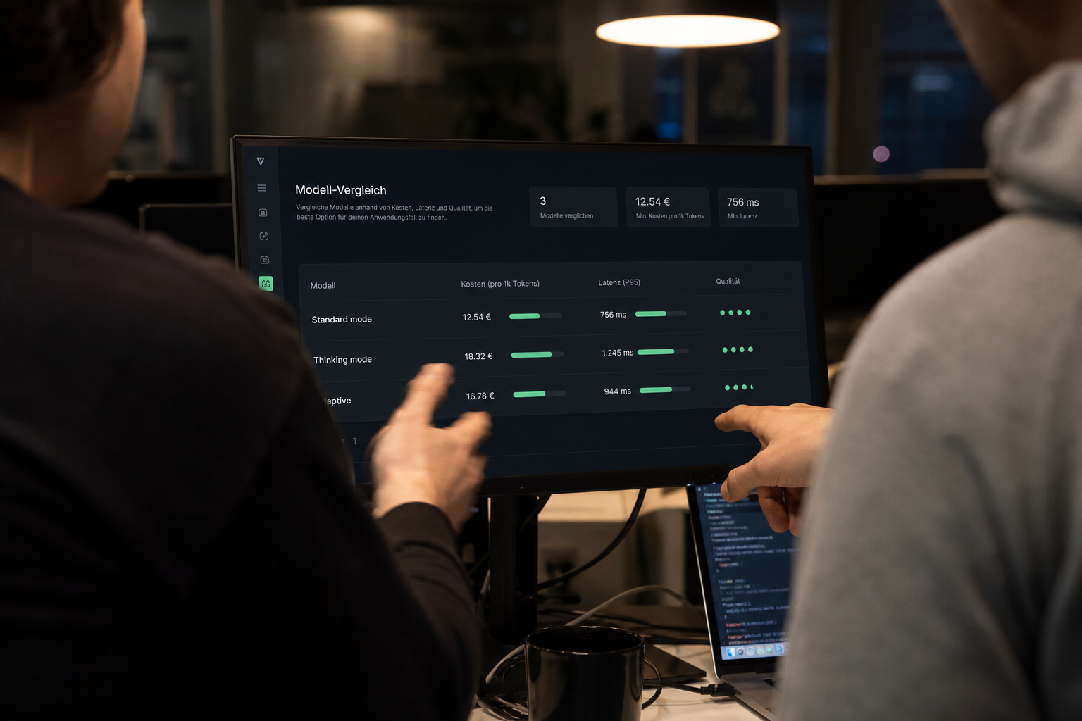 Zwei Entwickler diskutieren über ein Dashboard, das verschiedene KI-Modelle mit Kosten- und Latenz-Balken vergleicht – Symbolbild für Multi-Modell-Routing in der Praxis